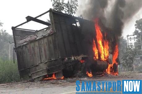 Dead in road accident, angry people handed the truck to the fire Samastipur Now