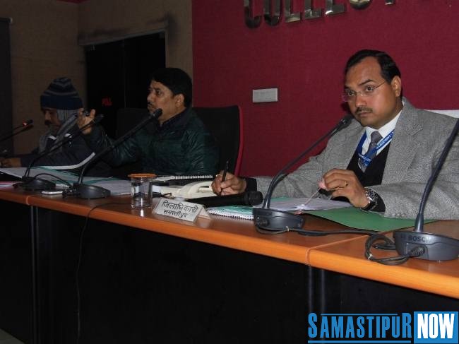 District Collector stops pay of 12 officers Samastipur Now
