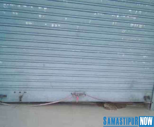 The lock of the shop and theft of one lakh goods Samastipur Now